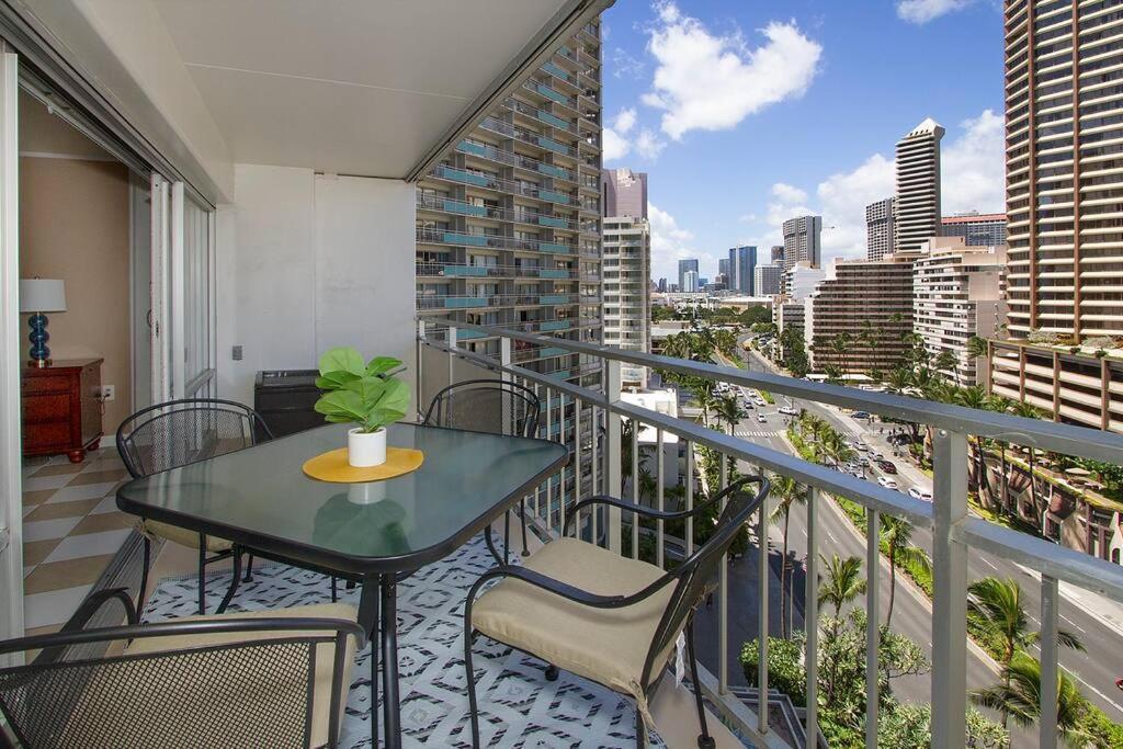 Resort Life At A Low Price- Ilikai Hotel Honolulu Dış mekan fotoğraf