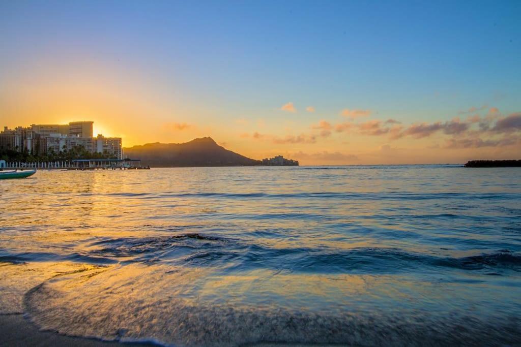 Resort Life At A Low Price- Ilikai Hotel Honolulu Dış mekan fotoğraf